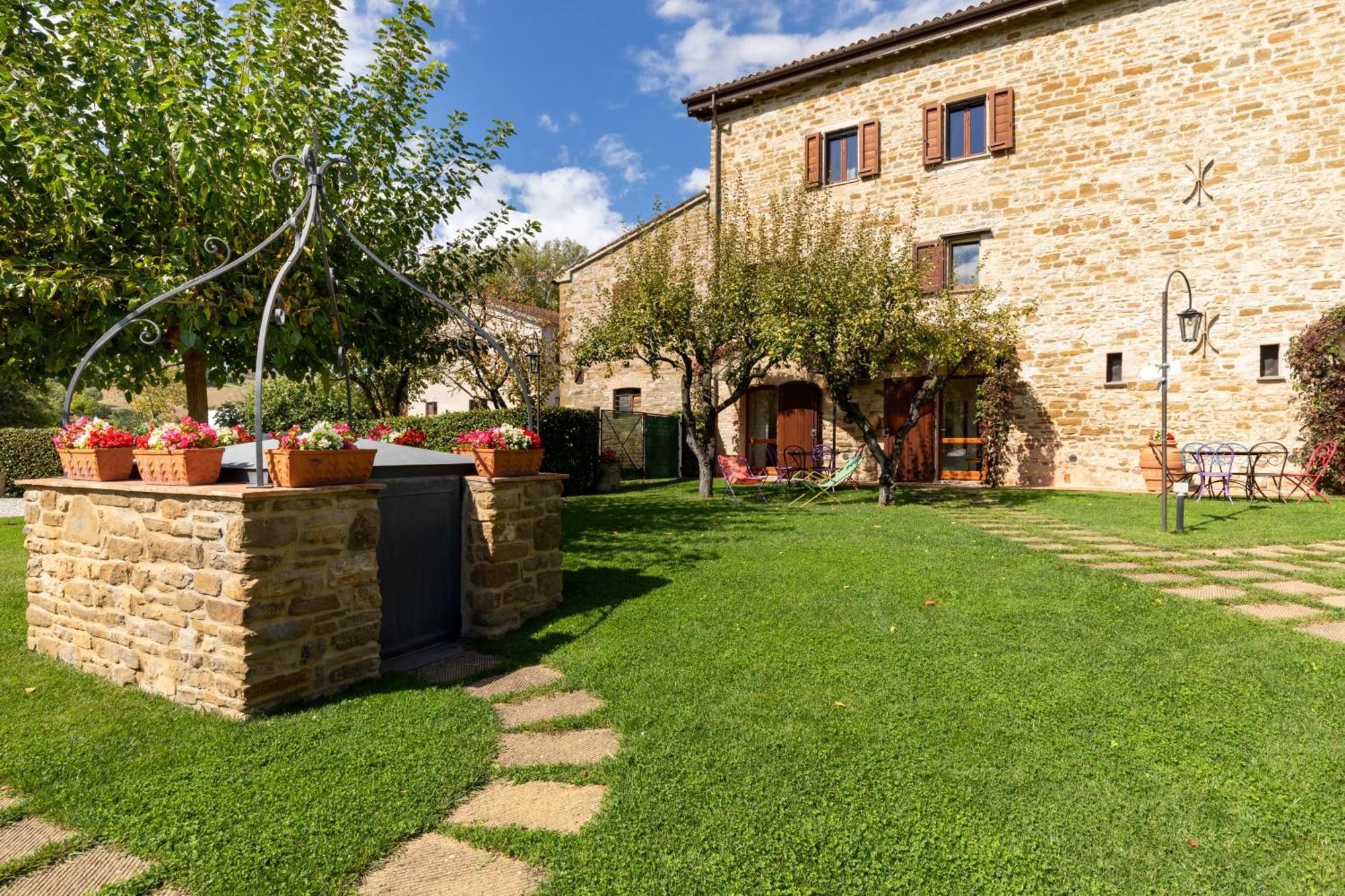 Agriturismo I Gelsi Di Santa Cristina กุบบีโอ ภายนอก รูปภาพ