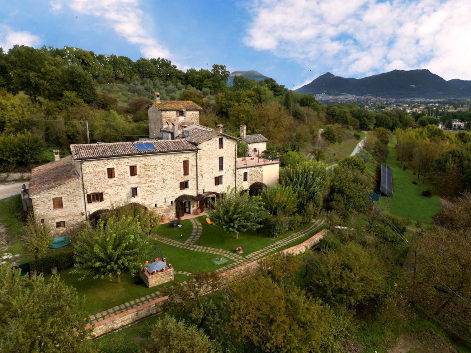 Agriturismo I Gelsi Di Santa Cristina กุบบีโอ ภายนอก รูปภาพ